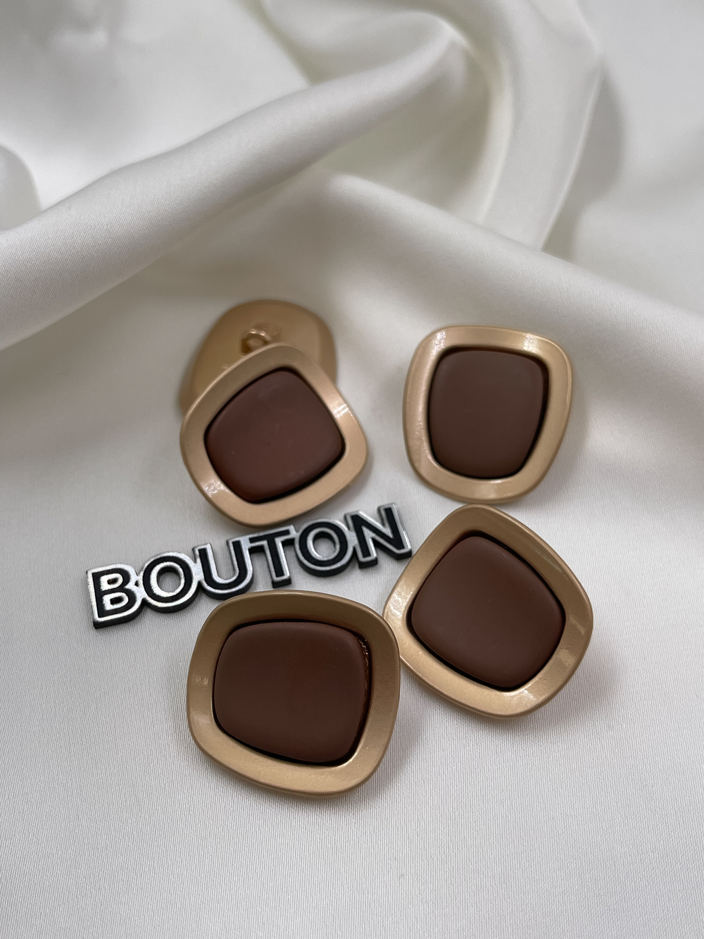 Пуговицы матовое золото коричневые прямоугольные