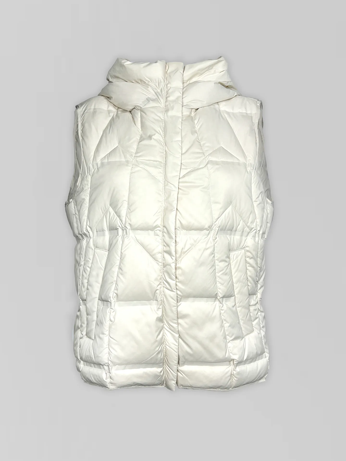 Жилетка 001 однотонная на молнии с капюшоном и карманами по бокам