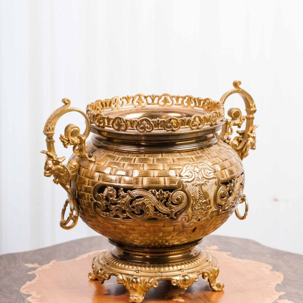 Декоративная ваза-кашпо в стиле Неоренессанс