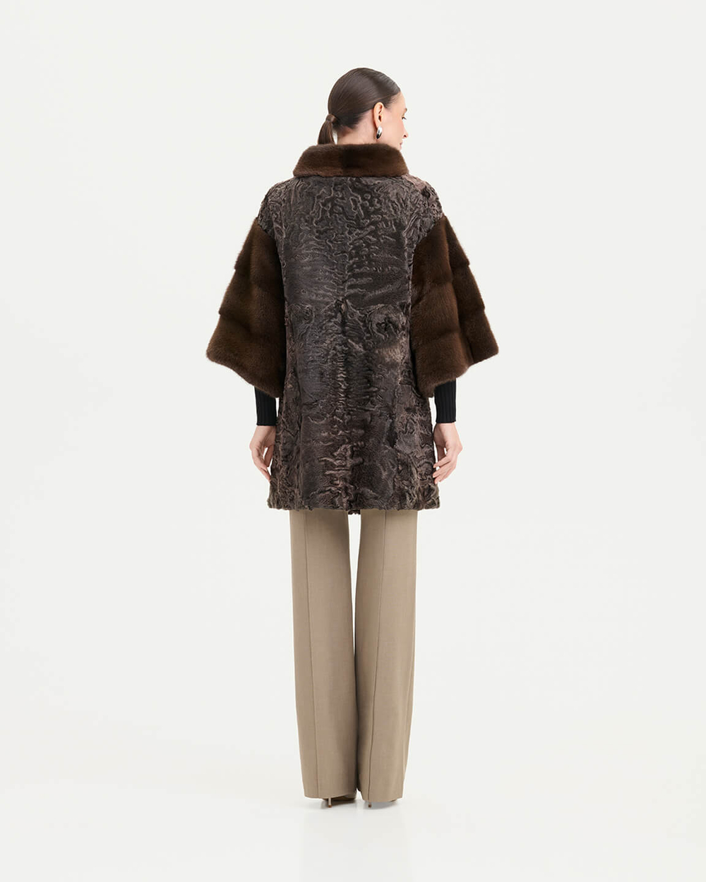 Шуба из каракуля с отделкой из меха норки