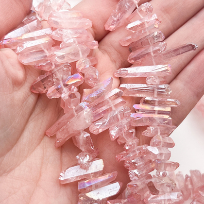 Кварц тонированный необработанные бусины, цвет темно-розовый, размер около 15-25*4-6 мм, цена за отрезок 9,5 см (1/4 нити)