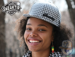Бейсболка New Era Sneaktip Mesh серая на женщине