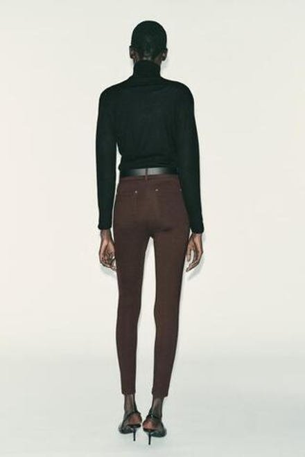 ZARA ДЖЕГГИНСЫ СО СРЕДНЕЙ ПОСАДКОЙ И РЕМНЕМ, ТЕМНО-КОРИЧНЕВЫЙ