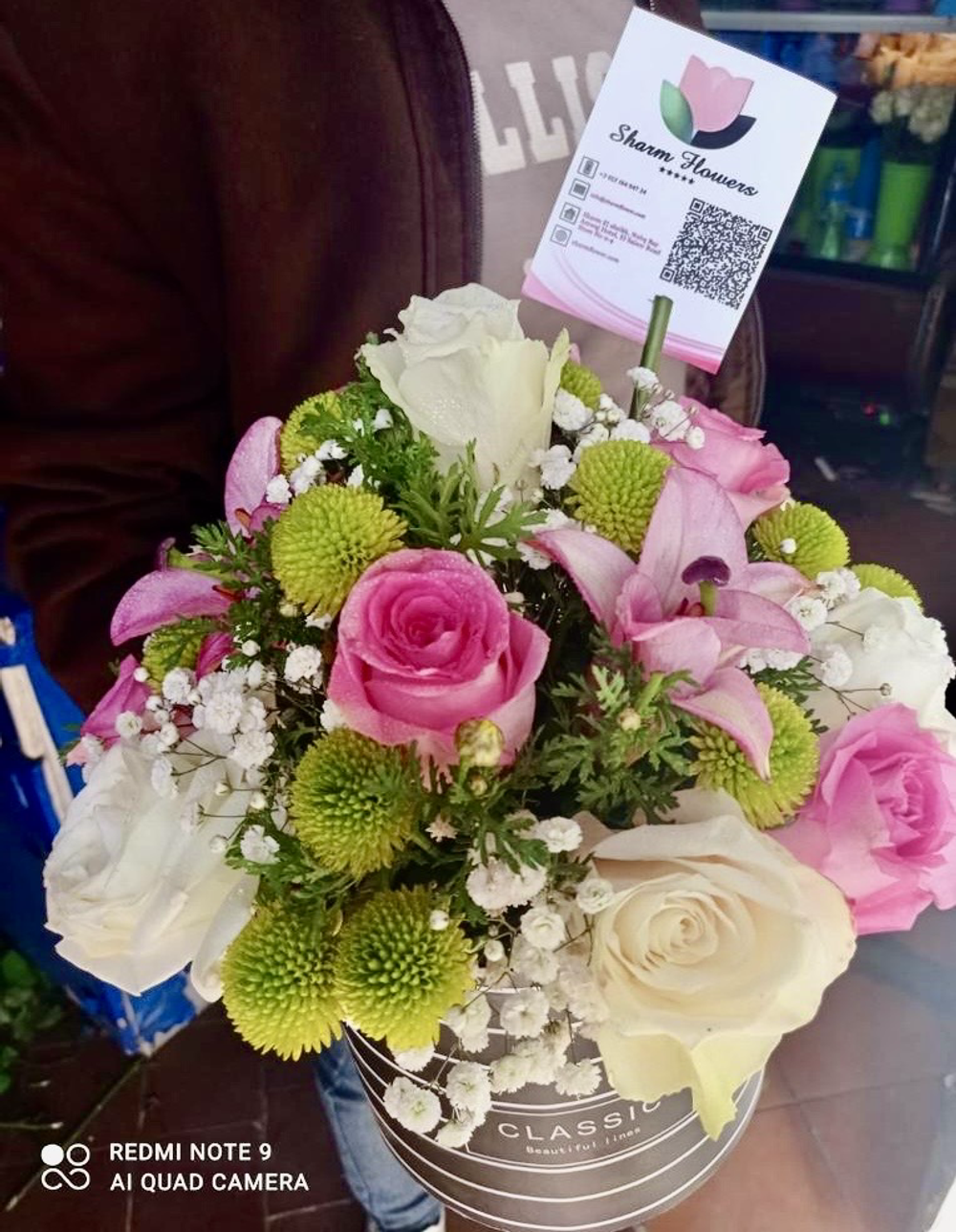 Смешанные цветы в круглой коробке