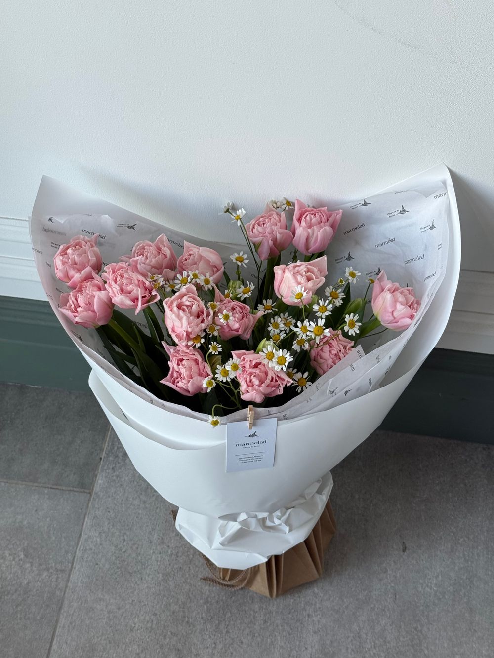 Букет из 15 розовых пионовидных тюльпанов и ромашки
