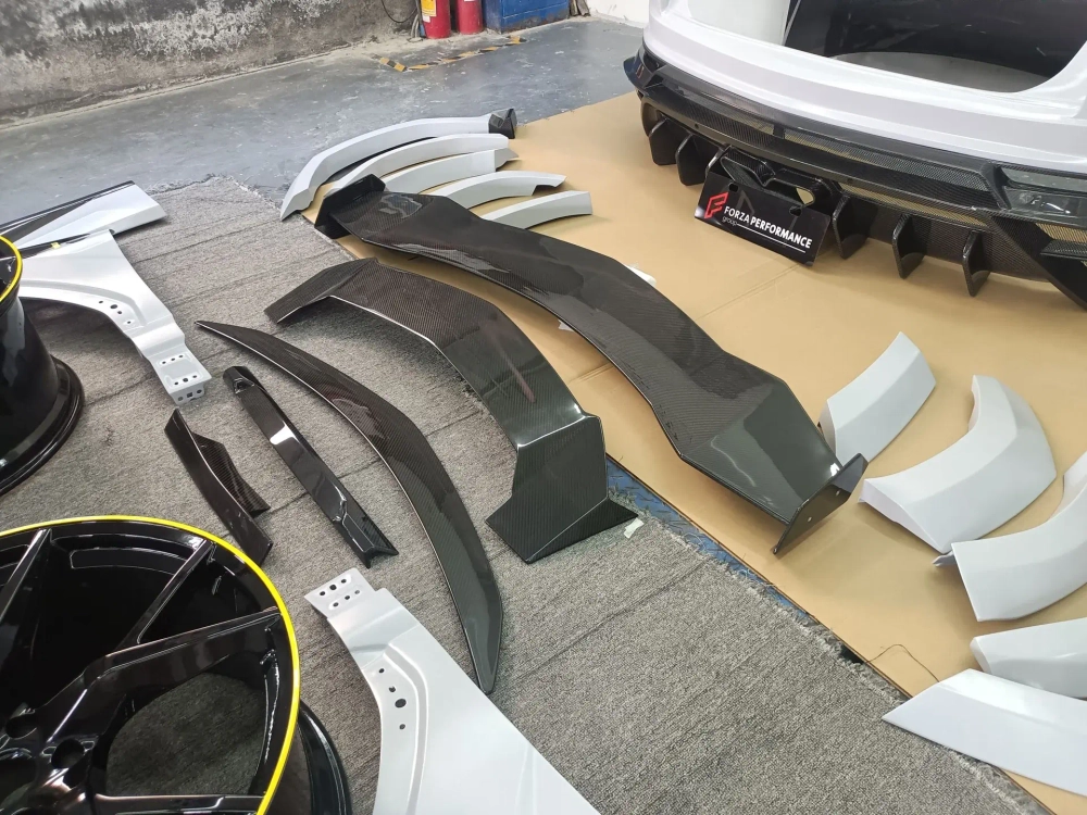Широкий карбоновый обвес для Lamborghini Urus с коваными дисками Ламборгини Урус