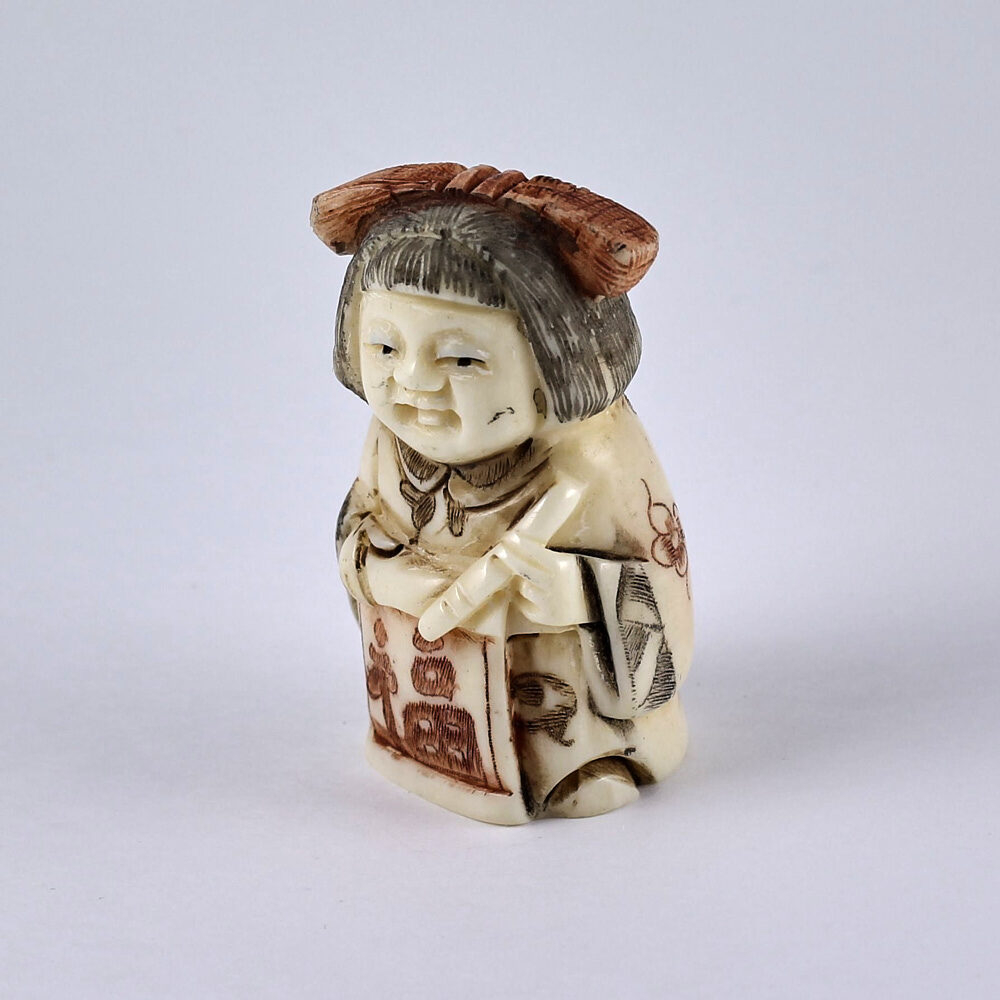 Нэцкэ Гейша с табличкой "Счастье" и пером