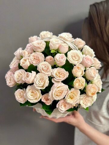 Корзина с кустовыми пионовидными розами сорта "Бомбастик"