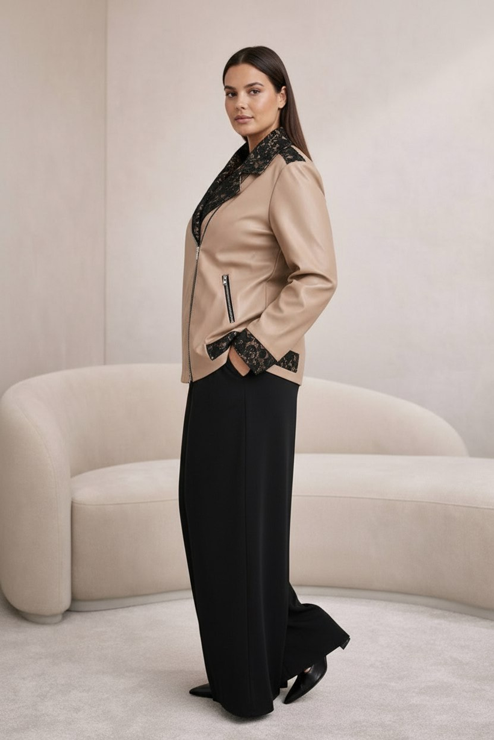 Куртка-косуха из эко кожи с кружевным лацканом