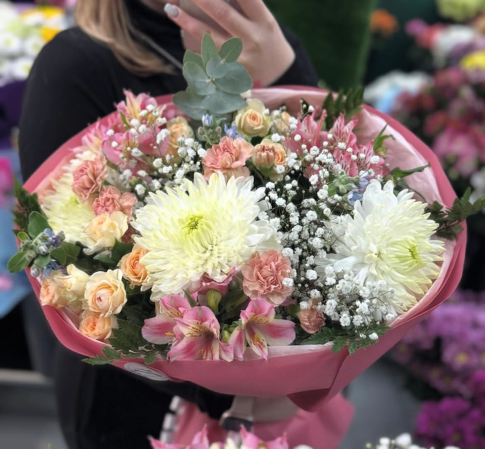 Букет(хризантема одиночная белая,роза кустовая кремовая,гвоздика кустовая розовая,альстермерия розовая,эвкалипт)