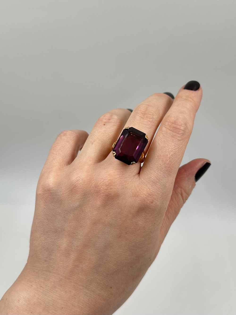 Кольцо с фиолетовым кристаллом