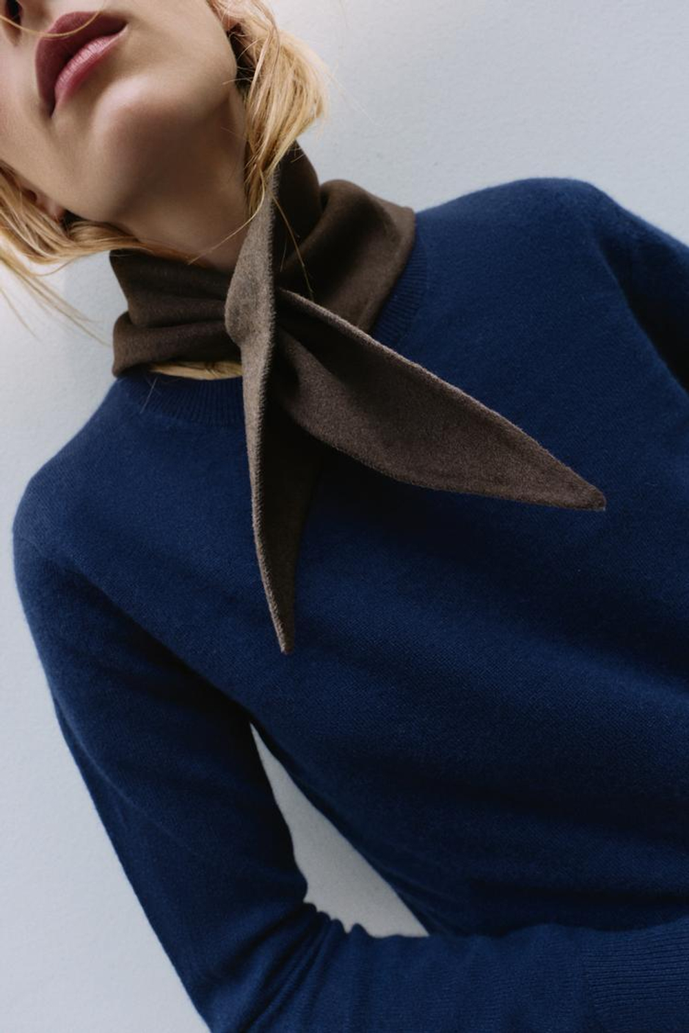 ZARA ТРЕУГОЛЬНАЯ БАНДАНА С ШЕРСТЬЮ, КОРИЧНЕВЫЙ