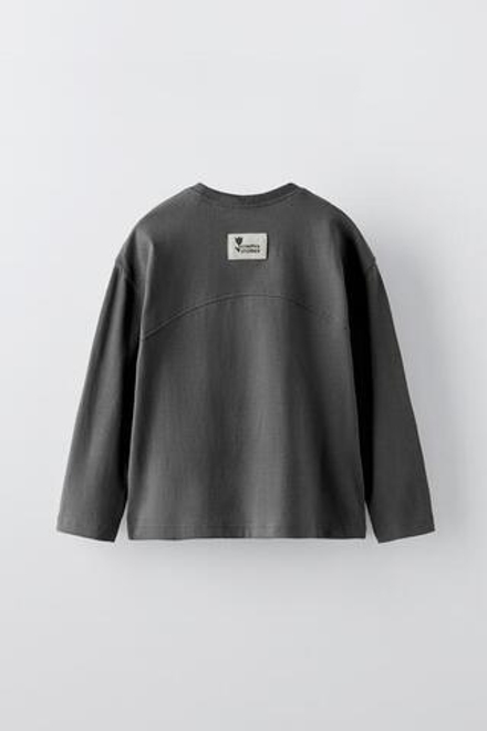 ZARA ОДНОТОННАЯ ФУТБОЛКА С НАШИВКОЙ, ТЕМНЫЙ АНТРАЦИТ