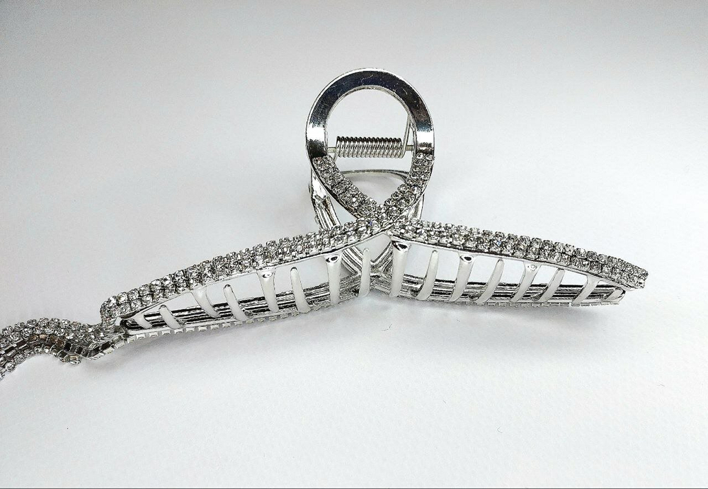 Блестящий краб-зажим для волос. Петля усиленная с двумя полосками из страз и подвесками. Цвет серебро.