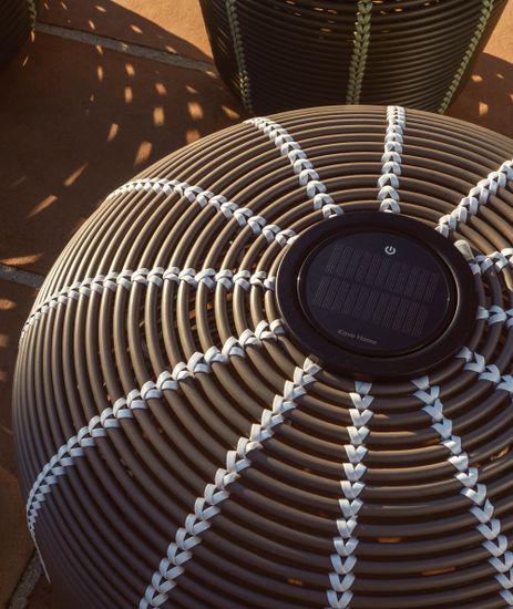 Уличный светильник Garoina солнечных батареях из искусственного ротанга цвета таупе 50 см