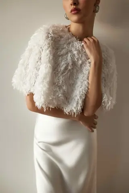 Свадебная накидка с перьями