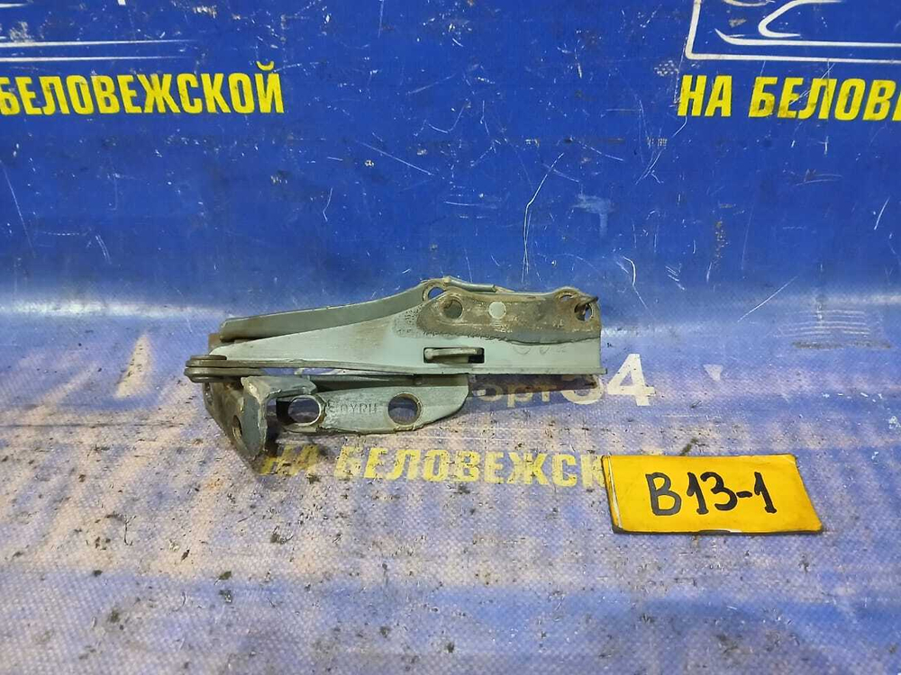 Петля капота левая NISSAN SUNNY 1990