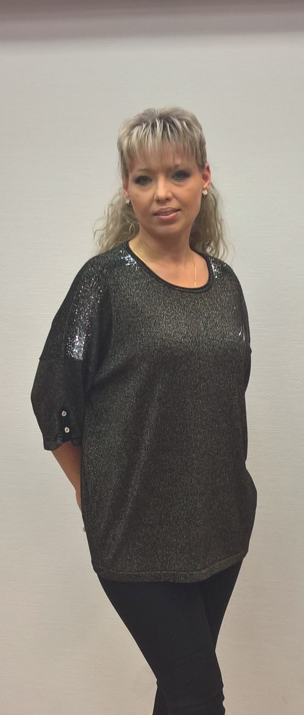 Нарядный блузон со стразовой отделкой