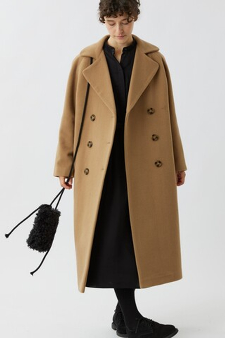 Длинное двубортное пальто бежевого цвета