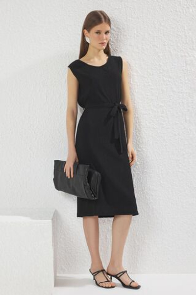 Коричневое трикотажное платье миди с круглым вырезом и поясом TWOSS25EL00665 с нулевым рукавом