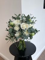 Свадебный букет из лизиантуса, диантусов, одноголовых роз и эвкалипта