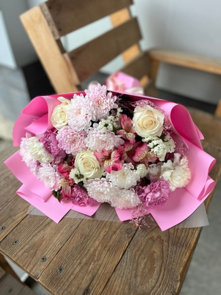 Букет с белыми розами и розовой альстромерией