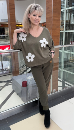 Трикотажный джемпер с белыми ромашками