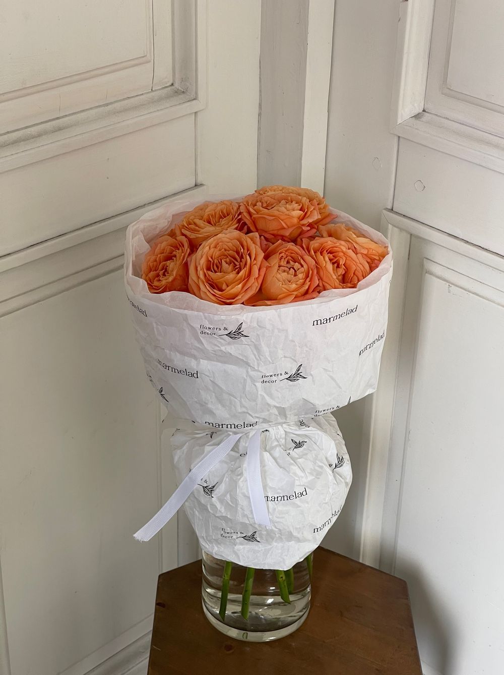 Моно букет из кустовых пионовидных роз в оранжевом оттенке