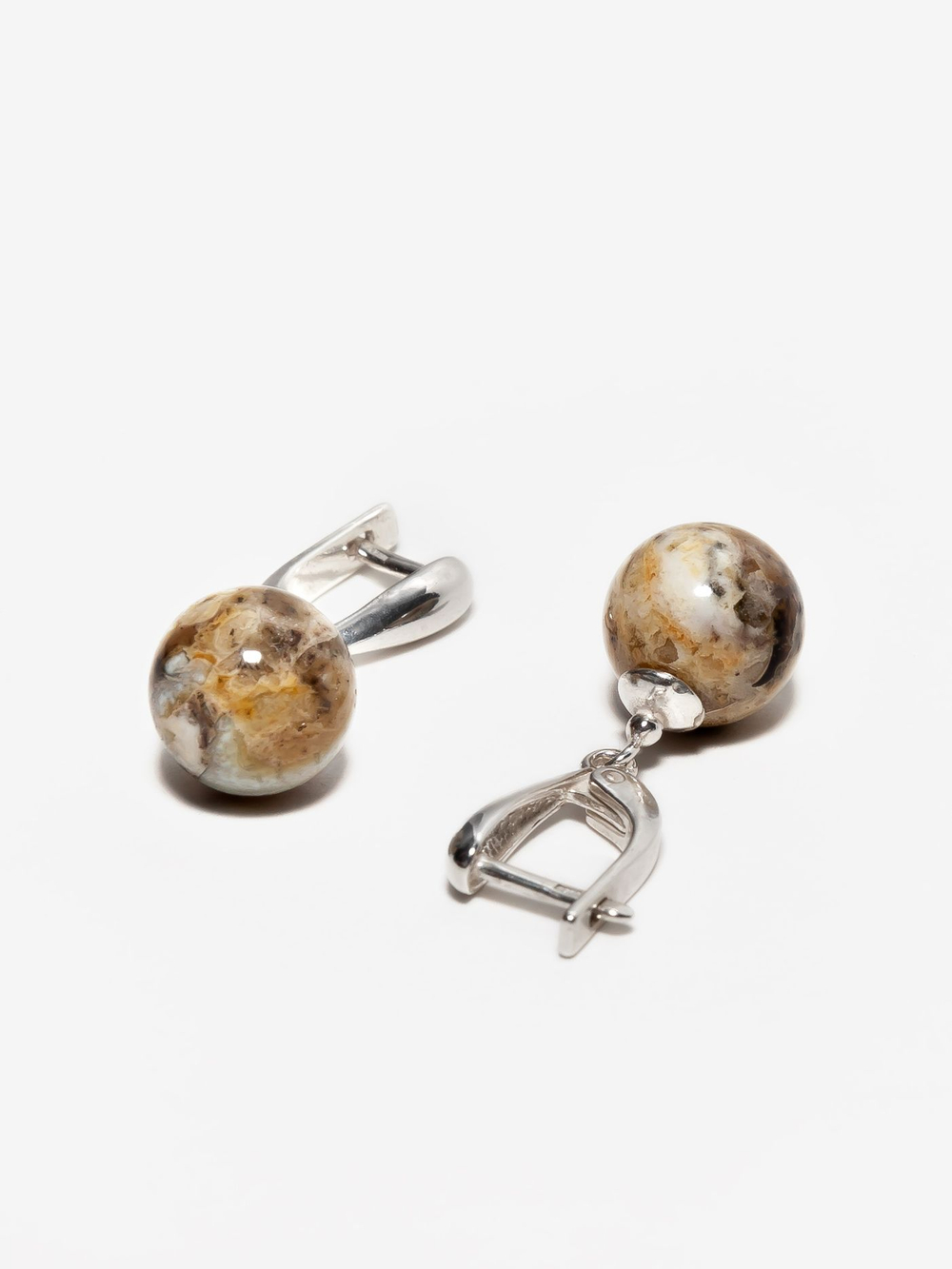 Серьги цельным пейзажным янтарем 10 мм. Натуральный камень серьги