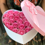 Сердце из розовых роз в коробке