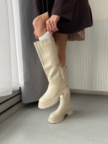 Молочные зимние сапоги-трубы из натуральной кожи