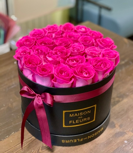 Розовые розы в черной подарочной коробке "Maison des Fleurs"