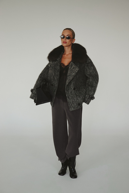 Пальто зимнее из шерсти с пуховым наполнителем