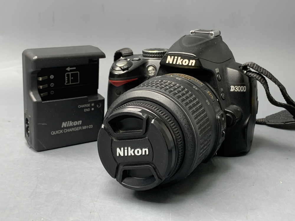 Nikon D3000 Kit 18-55mm