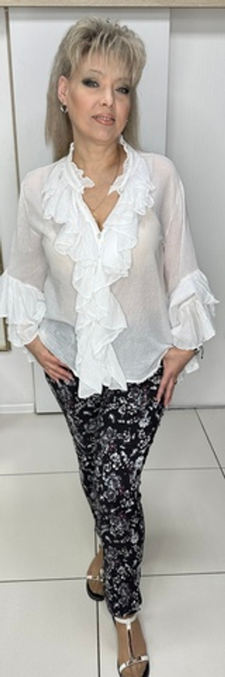 Белая рубашка-марлевка с красивыми рукавами и жабо