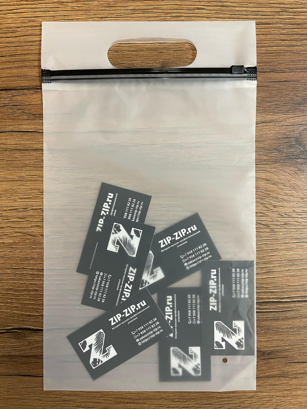 Пакет слайдер с черным бегунком и вырубной ручкой матовый 30*40 см 80 мкм в наличии