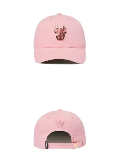 Кепка с жестким козырьком и металлическим логотипом