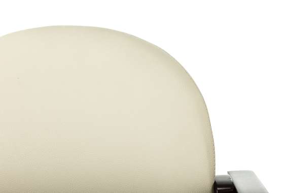 Стул Бюрократ ДЖУНО светло-бежевый эко.кожа на ножках дерево