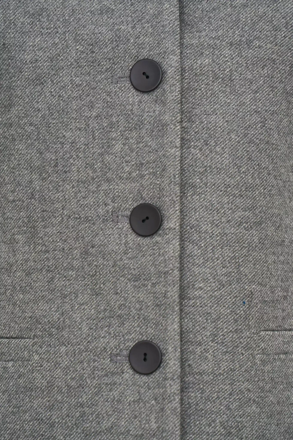 Приталенный жилет серый