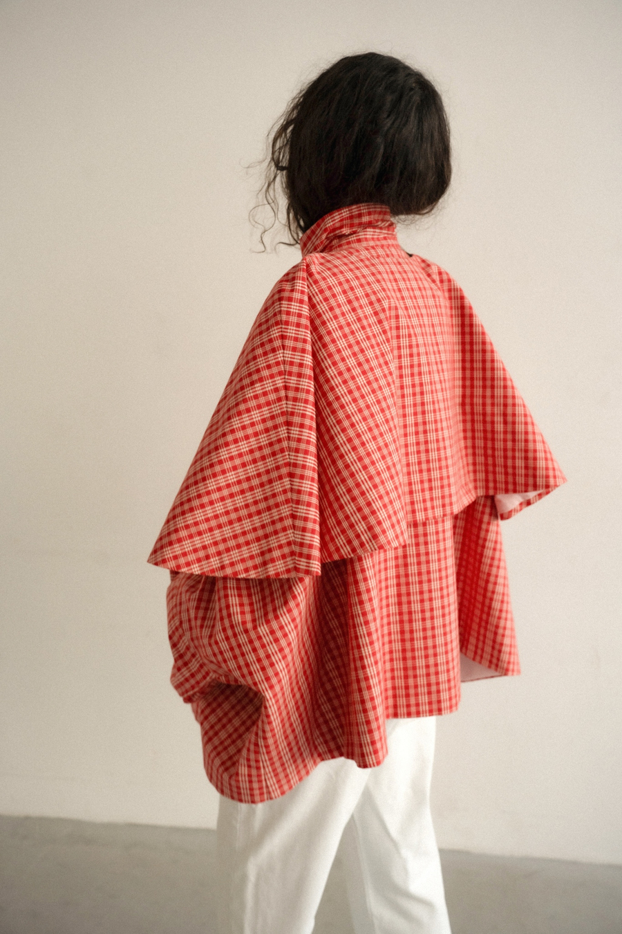 Свободный плащ с кейпом