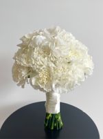 Свадебный букет из гортензии и диантусов