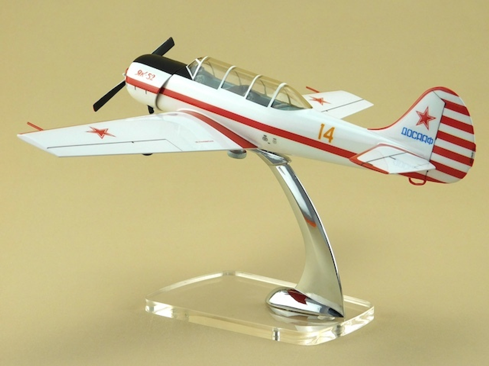 Модель самолета Як-52 (М1:30, ДОСААФ СССР) шасси убраны