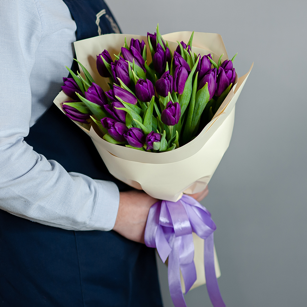 25 фиолетовых тюльпанов в оформлении