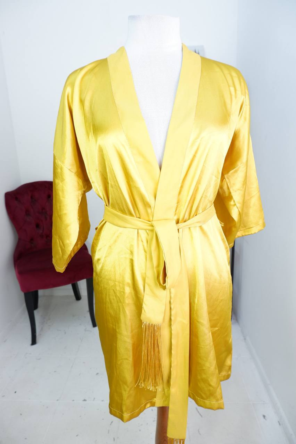 Халат атласный, маркировка S, визуально 44 размер