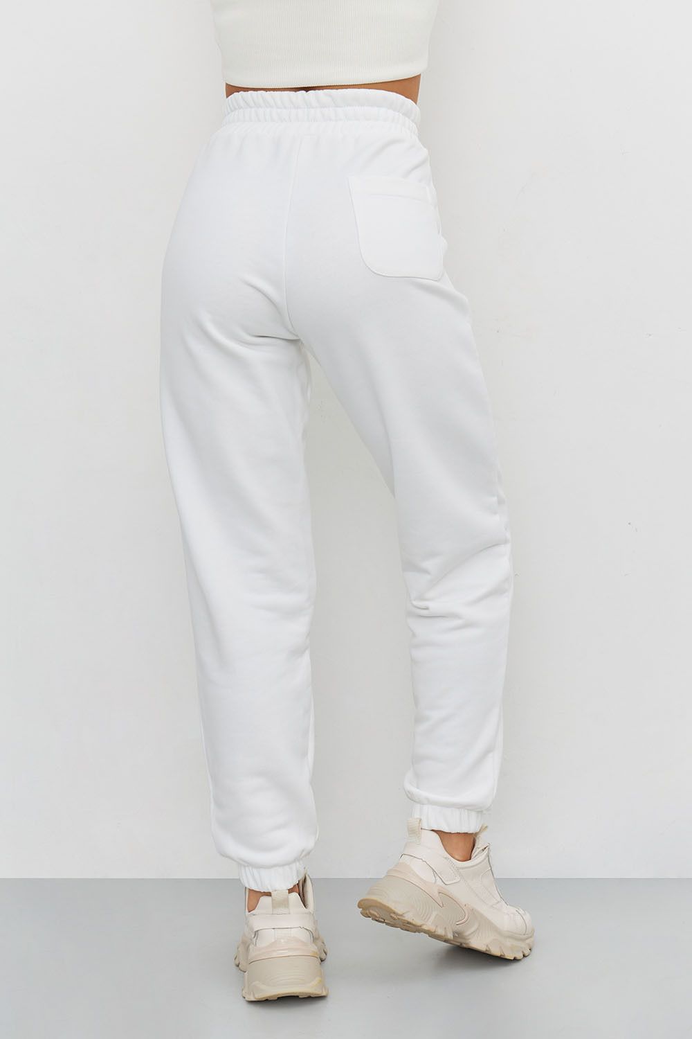 Джоггеры свободные без начеса кремового цвета