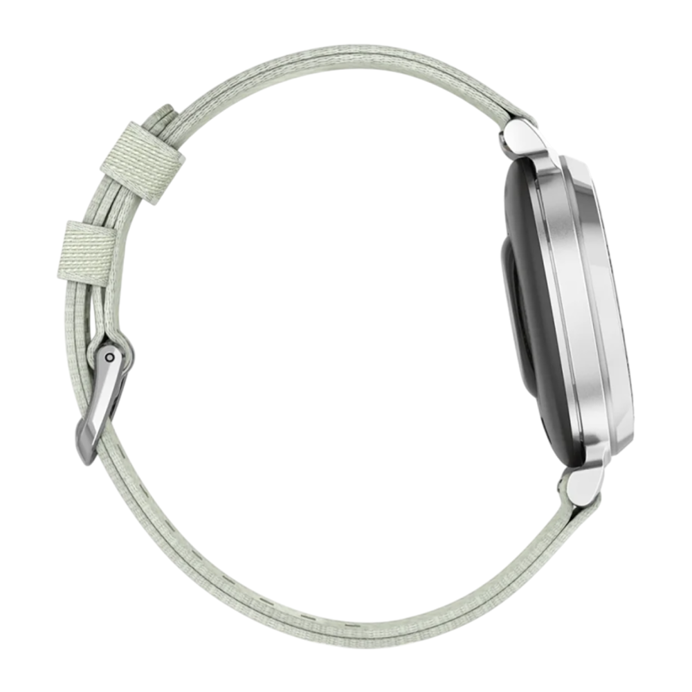 Спортивные часы Garmin Lily 2 Classic, нейлоновый ремешок серо-шалфейного цвета Серебристый безель из алюминия, стекло Gorilla Glass. Ремешок с классической застёжкой — на запястье обхватом 110–175 мм