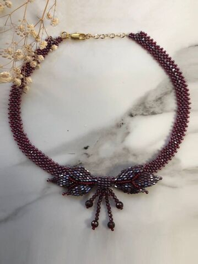 Колье "Бантик" ручной работы из бисера и камня гранат (альмандин)
