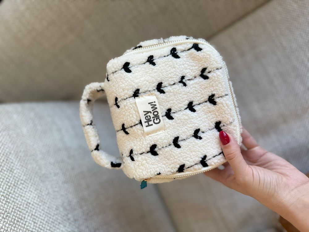 HEY GLOW Меховая косметичка с черными сердечками квадратная