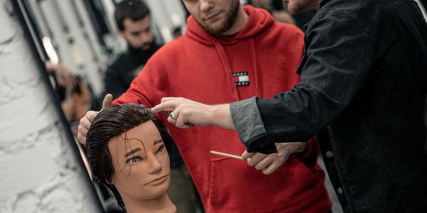 Парикмахерские конкурсы: зачем участвовать и почему мастера выбирают манекены с натуральными волосами