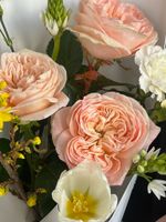 Букет из кустовых пионовидных роз, диантусов и нарциссов и хризантемы